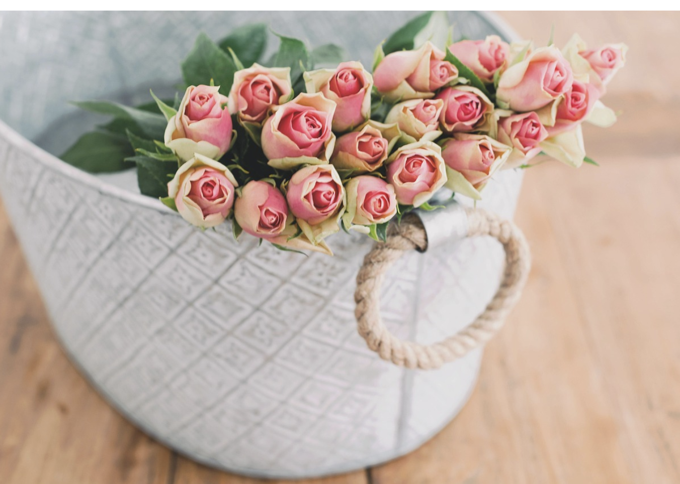 Уют на все времена – почему цветы в корзине стали идеальным подарком